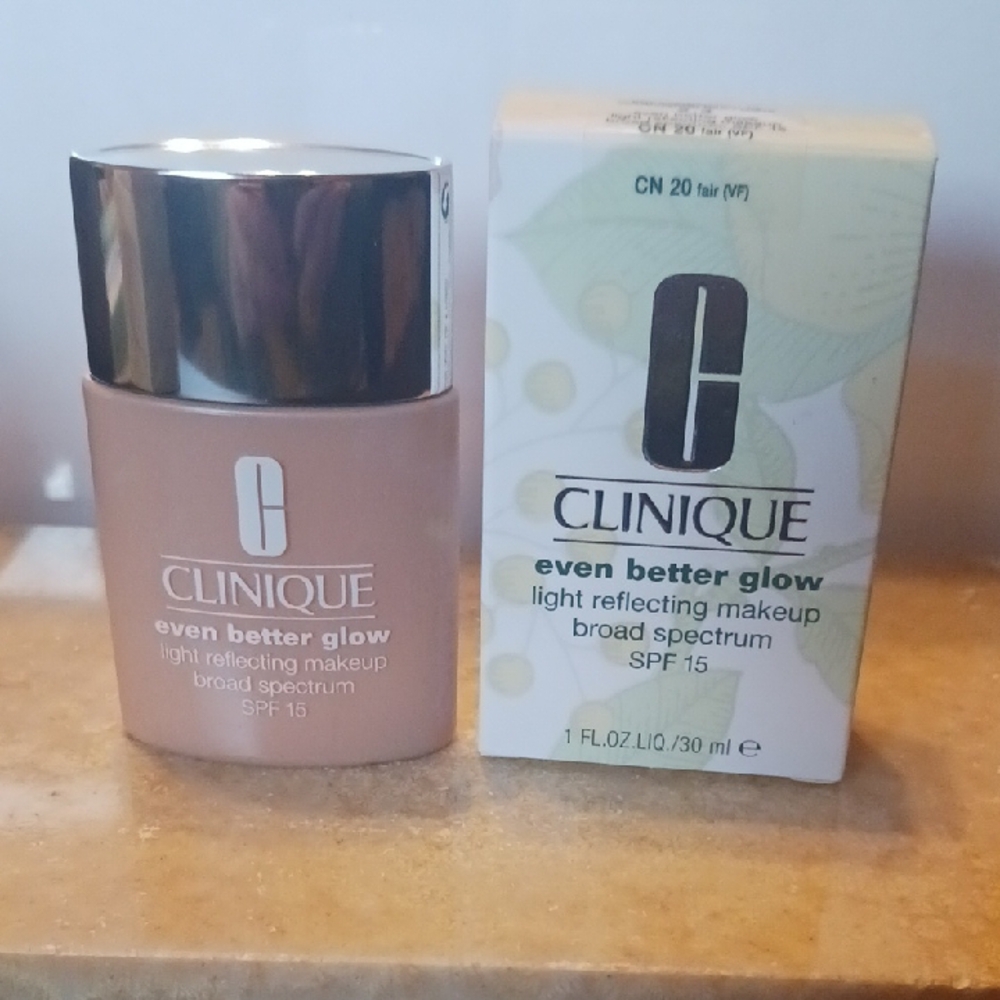 Clinique Even Better Glow Light Reflecting Makeup - CN20 Fair